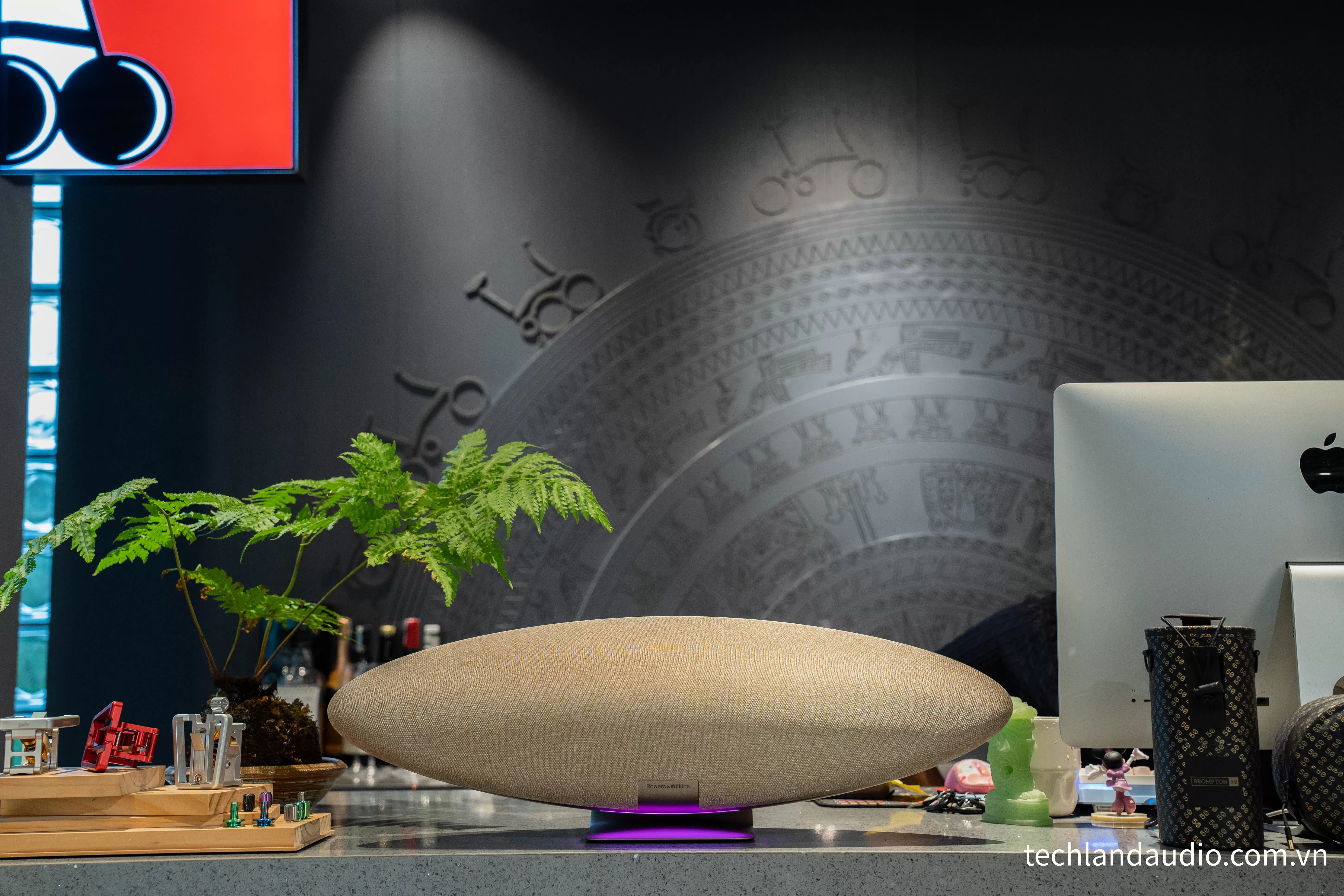 Loa Bowers & Wilkins Zeppelin Pro Edition (2026): Biểu Tượng Âm Thanh Hi-End & Thiết Kế Phi Thuyền Độc Lạ