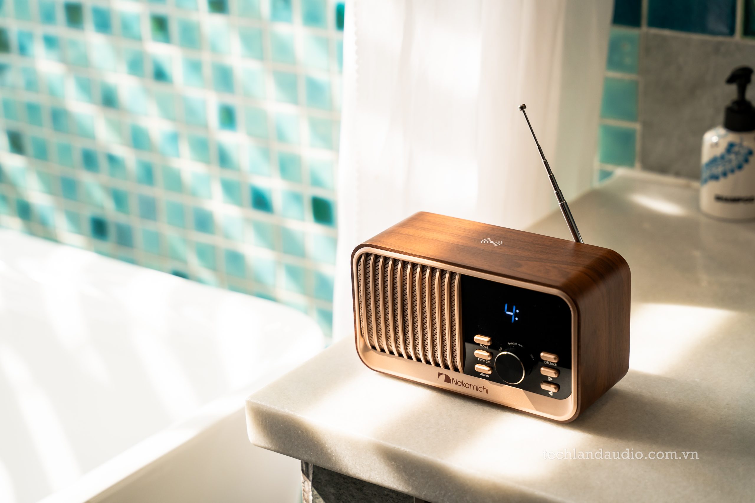 Nakamichi C80 – Loa Bluetooth đa năng tích hợp sạc không dây, báo thức và radio FM tiện lợi